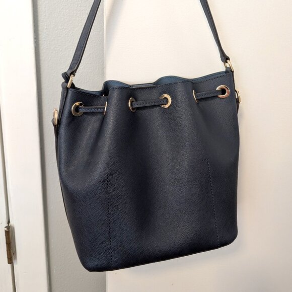 Michael Kors Bucket Bag with Detatchable Crossbody Strap & Matching Wristlet - Picture 4 of 12